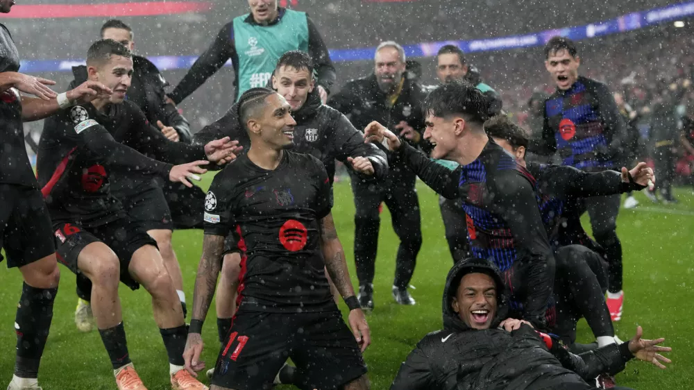 Barcelona's Raphinha celebrates his side's fifth goal during a Champions League opening phase soccer match between SL Benfica and FC Barcelona at the Luz stadium in Lisbon, Tuesday, Jan. 21, 2025. (AP Photo/Armando Franca)