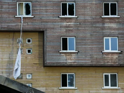 Tied bedsheets hang from a broken window, at hotel in the ski resort of Kartalkaya, damaged following a deadly fire, in Bolu, Turkey, January 21, 2025. REUTERS/Murad Sezer  TPX IMAGES OF THE DAY / Foto: Murad Sezer