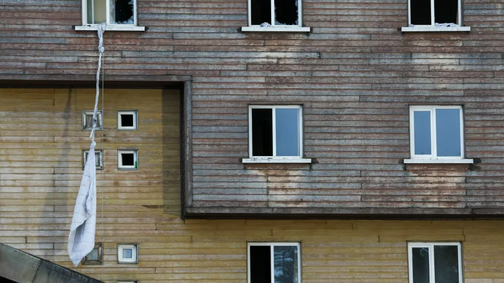 Tied bedsheets hang from a broken window, at hotel in the ski resort of Kartalkaya, damaged following a deadly fire, in Bolu, Turkey, January 21, 2025. REUTERS/Murad Sezer  TPX IMAGES OF THE DAY / Foto: Murad Sezer