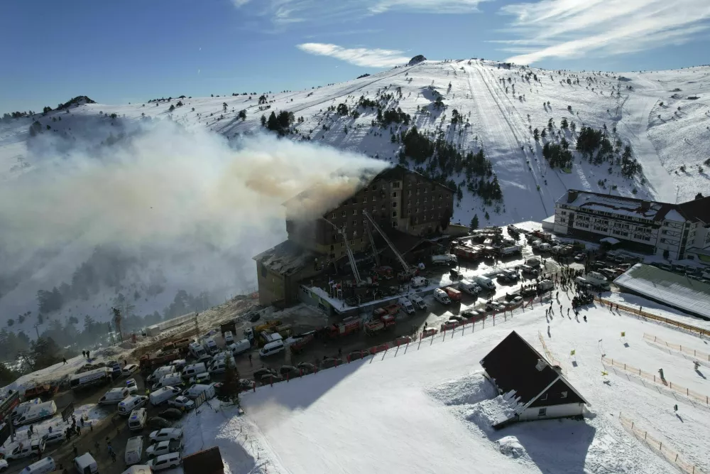 Firefighters work to extinguish a fire in a hotel at a ski resort of Kartalkaya, located in Bolu province, in northwest Turkey, Tuesday, Jan. 21, 2025. (Enes Ozkan/IHA via AP) / Foto: Enes Ozkan