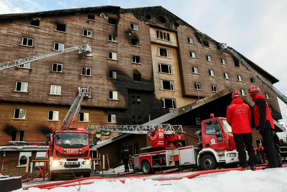 Fire trucks stand near a hotel, following a deadly fire, in the ski resort of Kartalkaya, in Bolu, Turkey, January 21, 2025. REUTERS/Murad Sezer / Foto: Murad Sezer