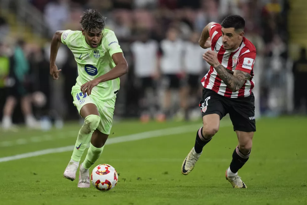 Barcelona's Lamine Yamal in action in front of Athletic Bilbao's Yuri Berchiche during the Spanish Super Cup semifinal match between Athletic Bilbao and Barcelona in Jeddah, Saudi Arabia, on Wednesday, Jan. 8, 2025. (AP Photo/Altaf Qadri) / Foto: Altaf Qadri