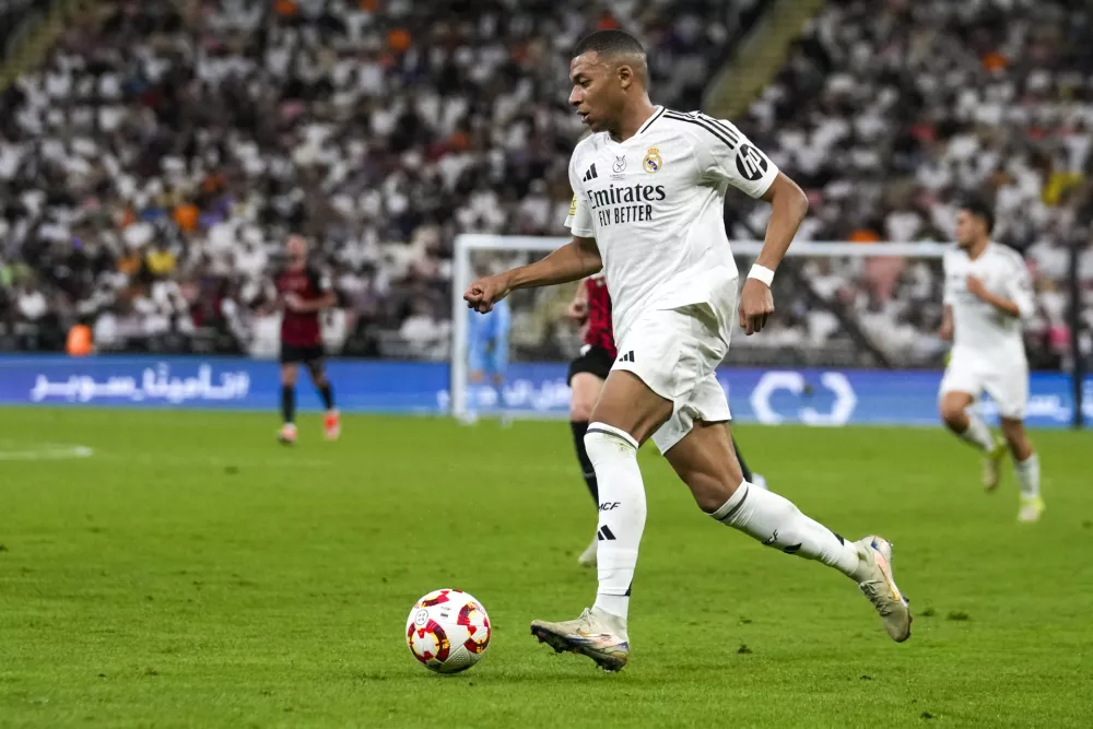 Real Madrid's Kylian Mbappe is in action during the Spanish Super Cup semifinal soccer match between Real Madrid and Mallorca at the King Abdullah Stadium in Jeddah, Saudi Arabia, Thursday, Jan. 9, 2025. (AP Photo/Altaf Qadri) / Foto: Altaf Qadri