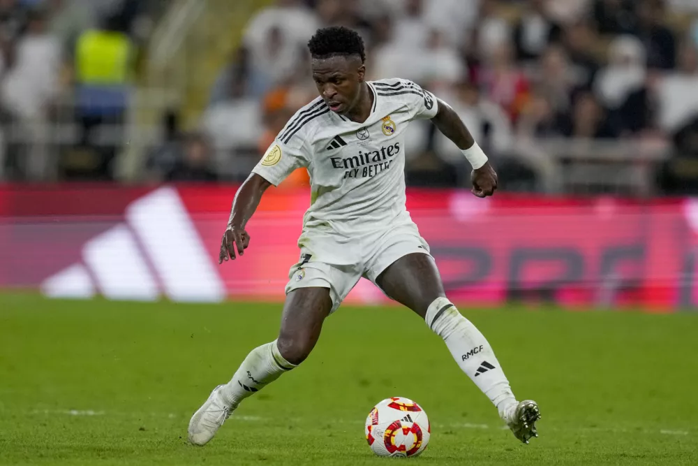 Real Madrid's Vinicius Junior is in action during the Spanish Super Cup semifinal soccer match between Real Madrid and Mallorca at the King Abdullah Stadium in Jeddah, Saudi Arabia, Thursday, Jan. 9, 2025. (AP Photo/Altaf Qadri) / Foto: Altaf Qadri