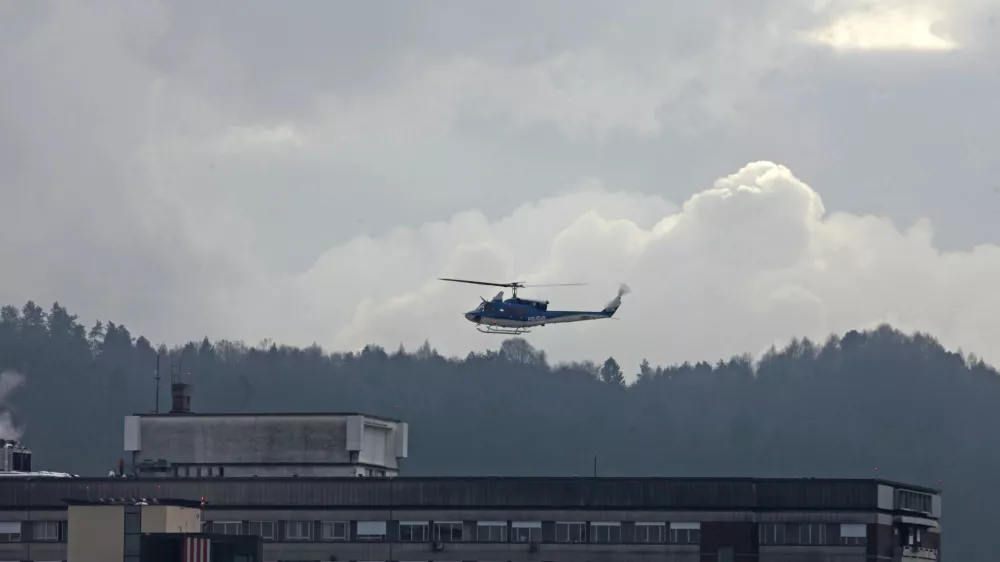 ﻿- helikopter - Heliport UKC 2013 - heliodrom - pristajališče za helikopterje na strehi Kliničnega centra v Ljubljani - stavba //FOTO: Luka Cjuha