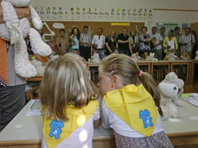 OŠ Trnovo - prvi šolski dan v novem šolskem letu – prvošolci - osnovnošolci - učenci - šola - rumena rutica - učenci prvega razreda//FOTO: Matej PovšeOPOMBA: ZA OBJAVO V ČASOPISU DNEVNIK