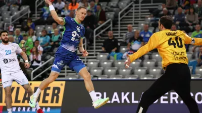 Handball - IHF Handball World Championships 2025 - Main Round IV - Slovenia v Argentina - Zagreb Arena, Zagreb, Croatia - January 22, 2025 Slovenia's Tilen Kodrin in action with Argentina's Leonel Maciel REUTERS/Antonio Bronic