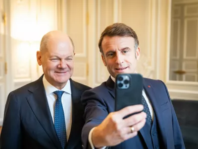 HANDOUT - 22 January 2025, France, Paris: German Chancellor Olaf Scholz (L) and French President Emmanuel Macron take a selfie at the Elysee Palace. Photo: -/Presse- und Informationsamtes der Bundesregierung (BPA)/dpa - ATTENTION: editorial use only and only if the credit mentioned above is referenced in full