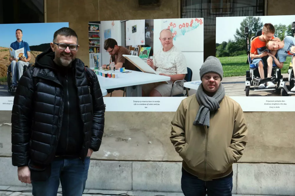 Avtor razstave Primož Lavre z Janom Prašnikarjem, ki je bil navdušen nad svojo fotografijo. / Foto: Tomaž Skale