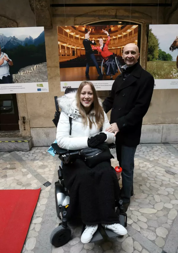 Paraplesalka in prevajalka Martina Smodiš je dejala, da je bilo fotografiranje s Primožem edinstvena izkušnja. / Foto: Tomaž Skale