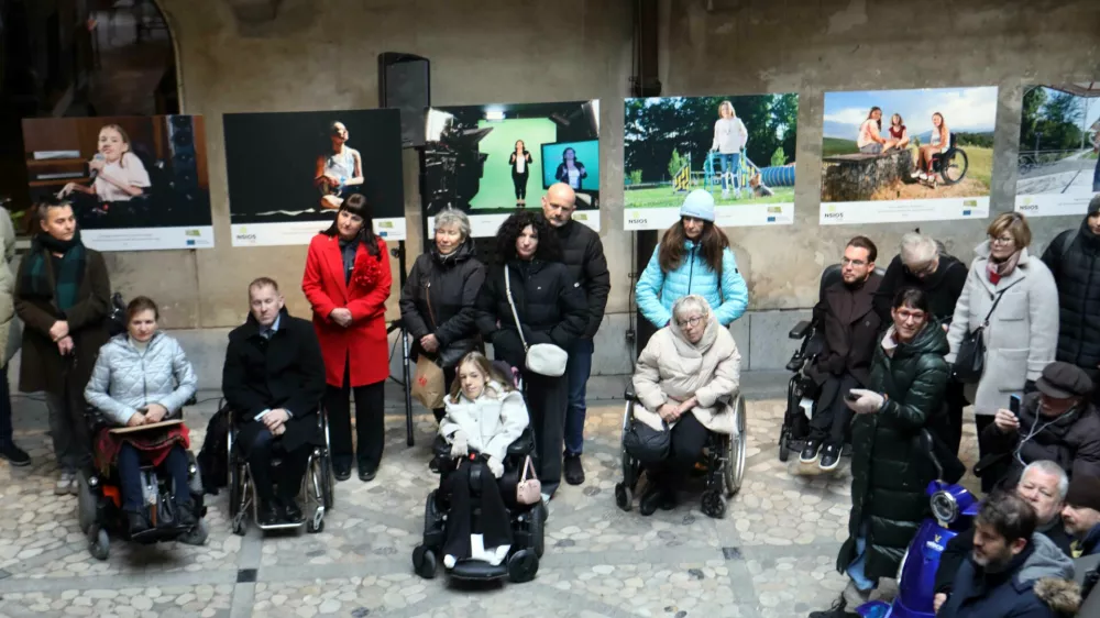 Na fotografijah je prikazano vsakdanje življenje petindvajsetih invalidov. / Foto: Tomaž Skale