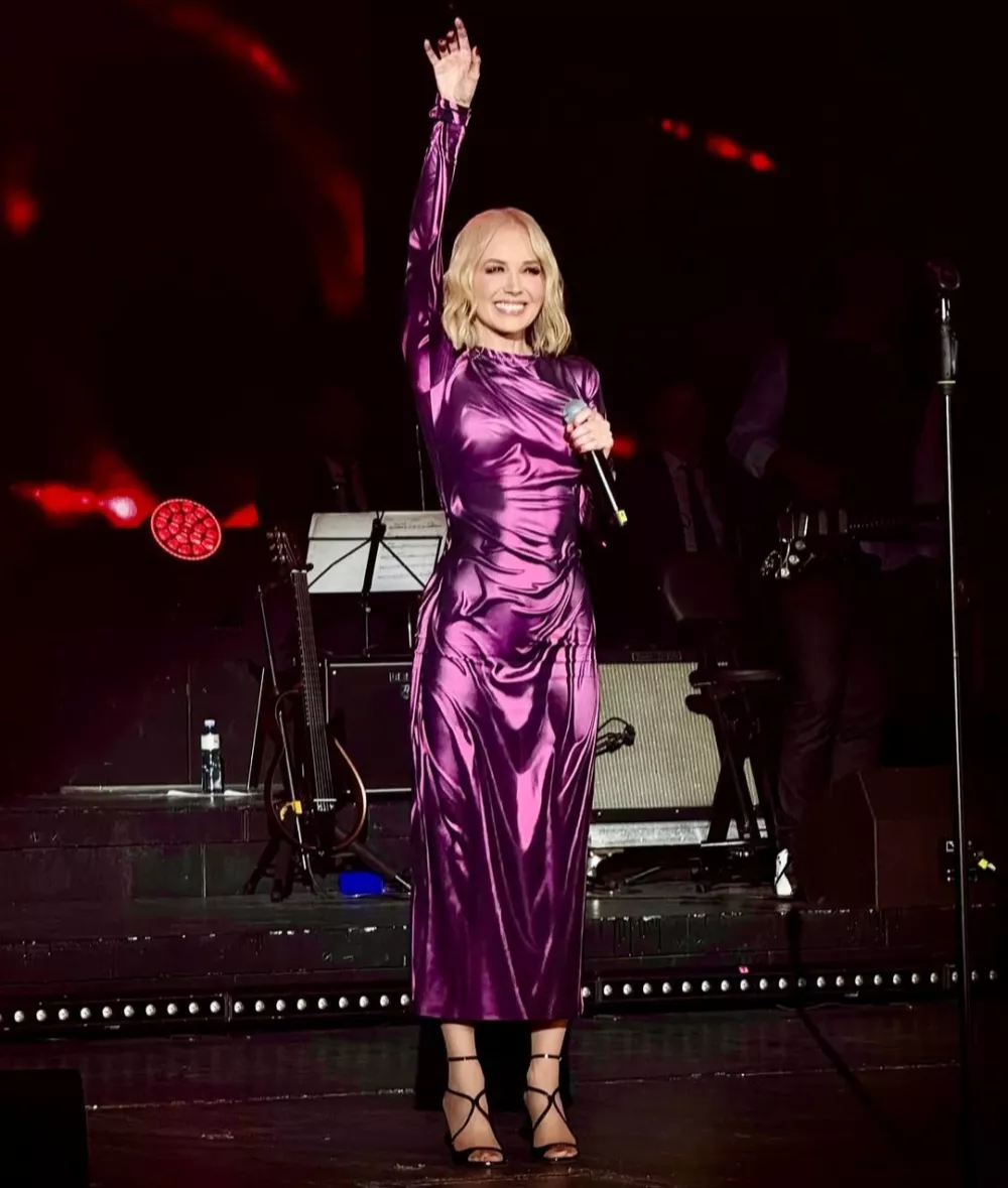 Pevka Jelena Rozga je svojim sledilkam razkrila, od kod ji ideja za »mokre obleke«