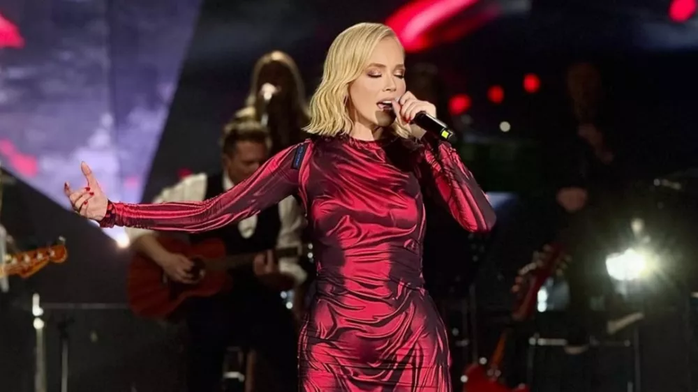 Pevka Jelena Rozga je svojim sledilkam razkrila, od kod ji ideja za »mokre obleke«