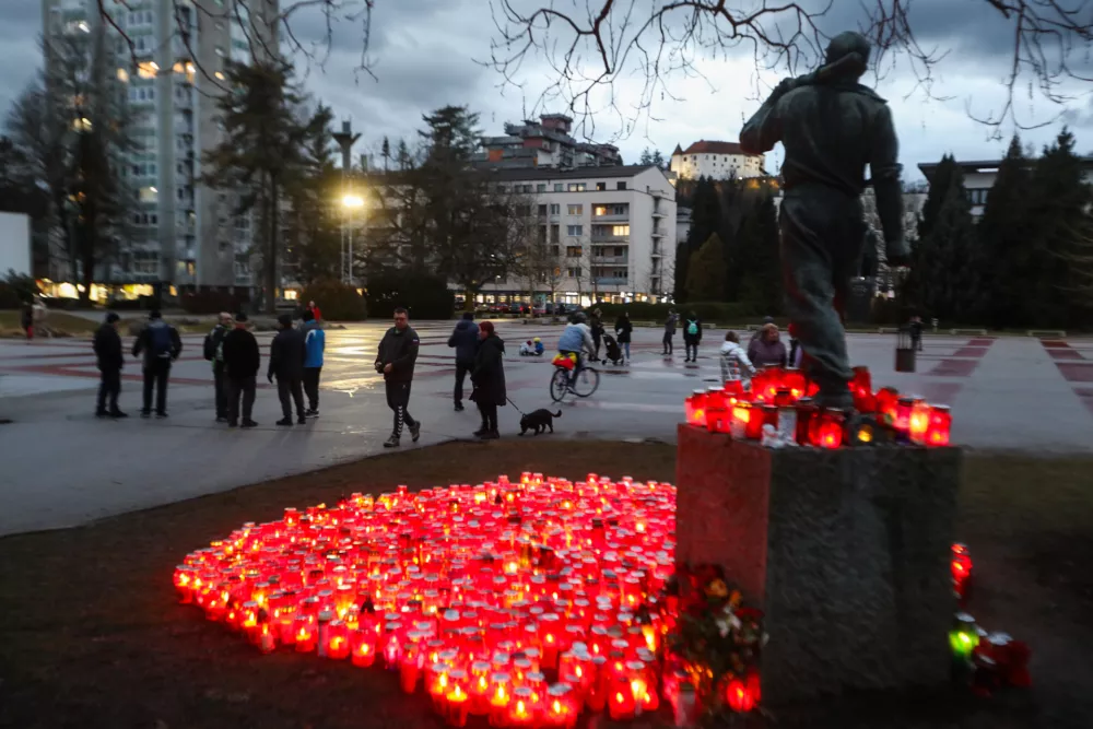 - Sveče pred spomenikom Rudar v Velenju. - 23.01.2025. - Žalovanje v Velenju in Šoštanju po hudi rudarski nesreči v Premogovniku Velenje. Foto: Bojan Velikonja