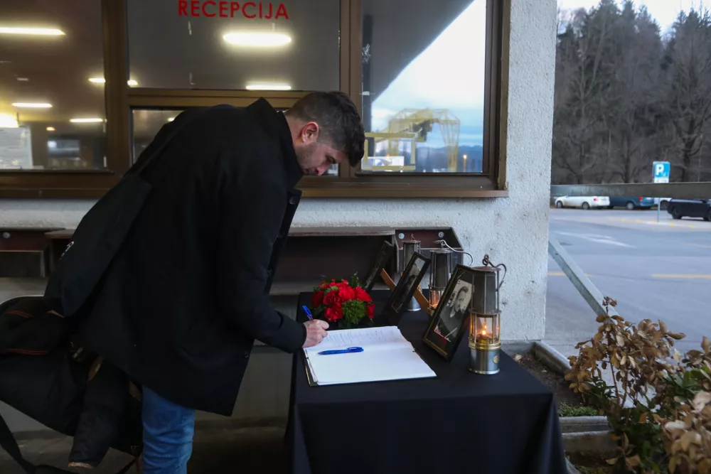 - Žalna knjiga pred vhodom v rudnik. - 23.01.2025. - Žalovanje v Velenju in Šoštanju po hudi rudarski nesreči v Premogovniku Velenje. Foto: Bojan Velikonja