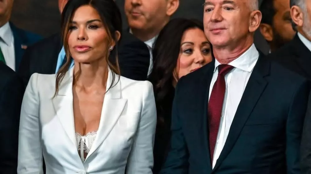 Lauren Sanchez je lastnica nedrčka o katerem vse od predsedniške inavguracije Donalda Trumpa govori ves svet. 