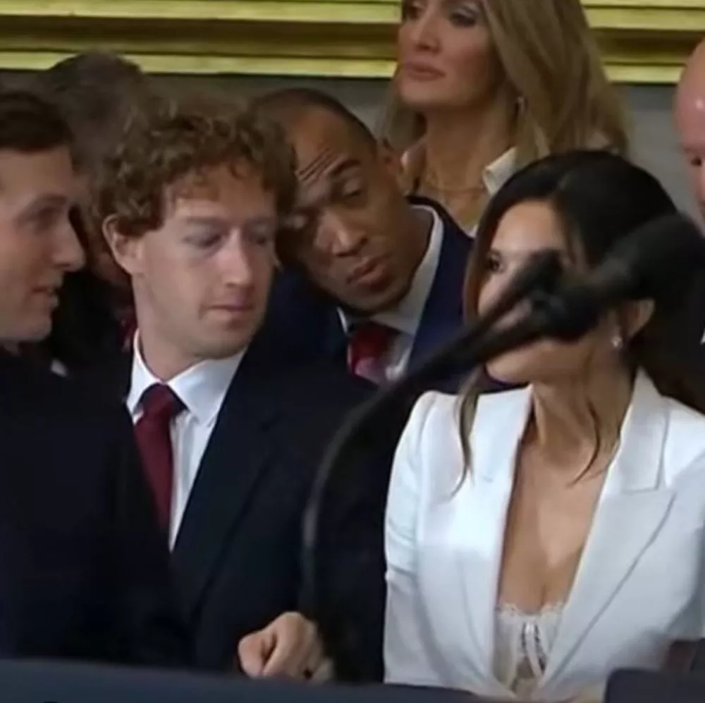 nagajiv, morda tudi nekoliko neprimeren nasmešek Marka Zuckerberga,