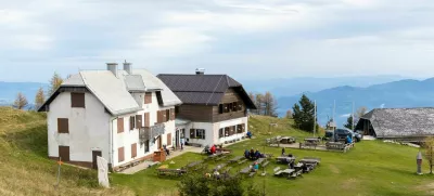 Doma na Uršlji gori (1699 m), priljubljeni točki na Koroškem / Foto: iStock