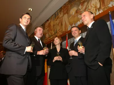 Borut Pahor, Janez Sušnik, Dragica Wedam Lukič, Anton Rop in Janez Drnovšek po slavnostni seji državni zbor ob vstop Slovenije v Evropsko unijo. / Foto: Matej Povše/dokumentacija