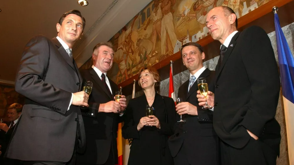 Borut Pahor, Janez Sušnik, Dragica Wedam Lukič, Anton Rop in Janez Drnovšek po slavnostni seji državni zbor ob vstop Slovenije v Evropsko unijo. / Foto: Matej Povše/dokumentacija