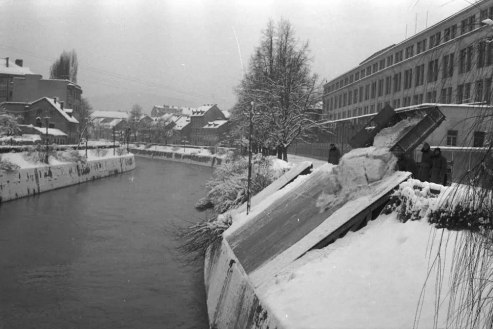 Takole so tovornjaki stresali sneg v Ljubljanico. / Foto: hrani Muzej novejše in sodobne zgodovine Slovenije