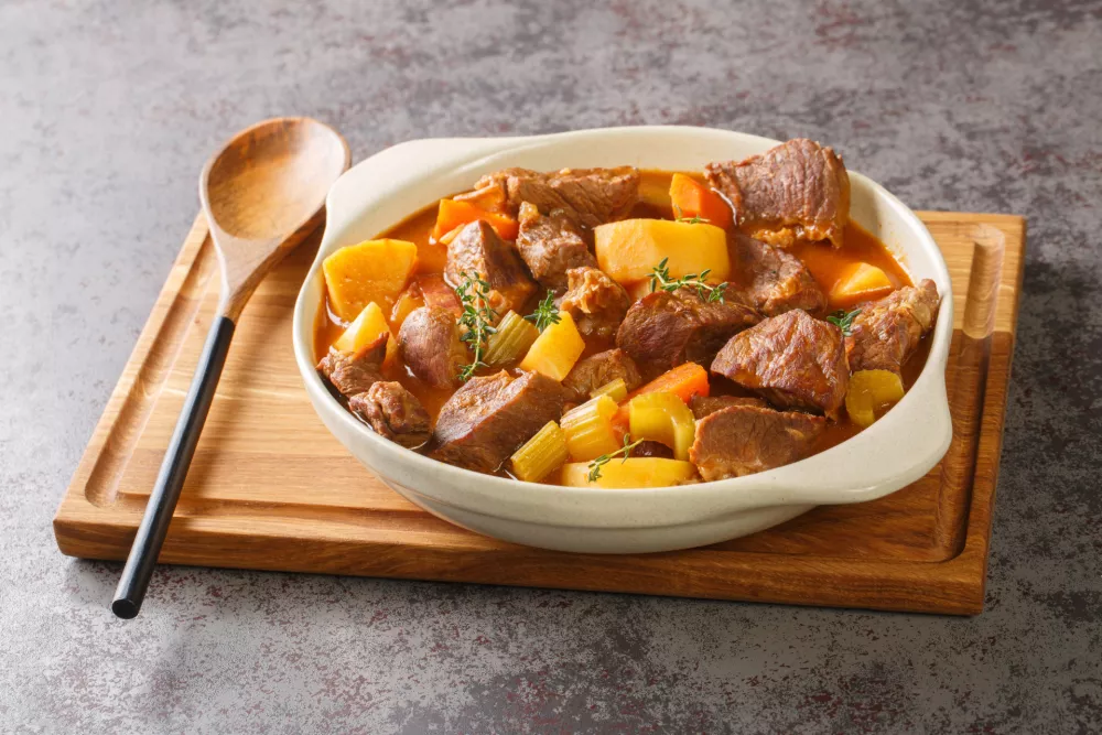 Traditional Irish Stew featuring succulent lamb, sweet root vegetables, and an irresistibly rich broth closeup in the pot on the table. Horizontal / Foto: Alleko