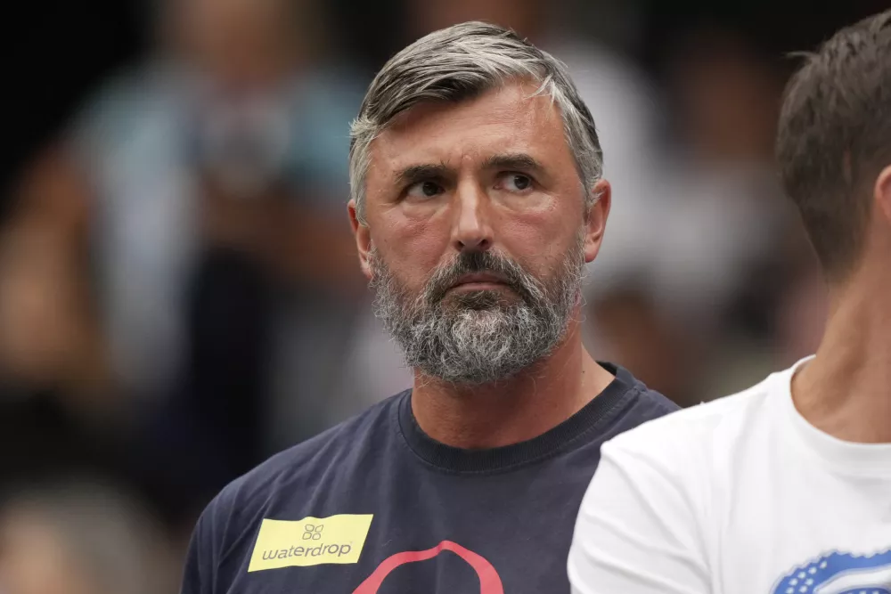 FILE- Goran Ivanisevic watches the men's singles semifinal match between Italy's Jannik Sinner and Serbia's Novak Djokovic on day twelve of the Wimbledon tennis championships in London, Friday, July 14, 2023. (AP Photo/Alberto Pezzali,File) / Foto: Alberto Pezzali