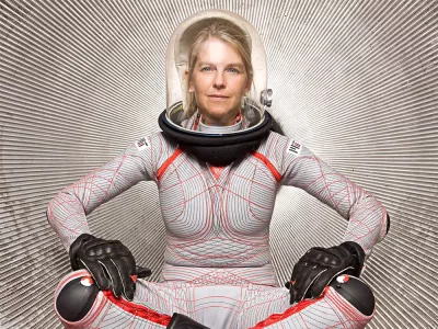 Dava Newman v novem oblačilu / Foto: rofessor Dava Newman, MIT: Inventor, Science and Engineering Guillermo Trotti, A.I.A., Trotti and Associates, Inc. (Cambridge, MA): Design Dainese (Vicenza, Italy): Fabrication Douglas Sonders: Photography