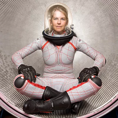 Dava Newman v novem oblačilu / Foto: rofessor Dava Newman, MIT: Inventor, Science and Engineering Guillermo Trotti, A.I.A., Trotti and Associates, Inc. (Cambridge, MA): Design Dainese (Vicenza, Italy): Fabrication Douglas Sonders: Photography