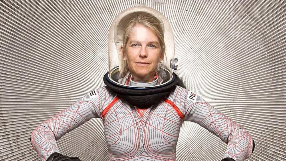 Dava Newman v novem oblačilu / Foto: rofessor Dava Newman, MIT: Inventor, Science and Engineering Guillermo Trotti, A.I.A., Trotti and Associates, Inc. (Cambridge, MA): Design Dainese (Vicenza, Italy): Fabrication Douglas Sonders: Photography