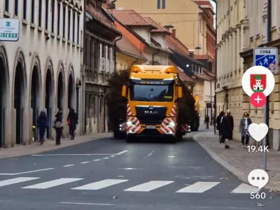 Med najbolj gledanimi je objava o postavljanju praznične smreke na Prešernovem trgu, ki je dosegla 421.800 ogledov. Foto: zajem zaslona