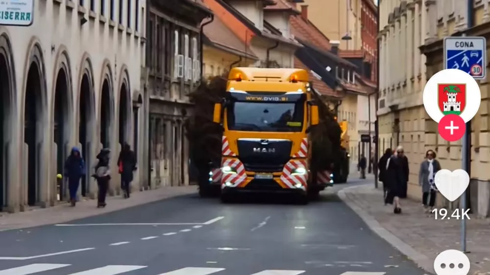 Med najbolj gledanimi je objava o postavljanju praznične smreke na Prešernovem trgu, ki je dosegla 421.800 ogledov. Foto: zajem zaslona