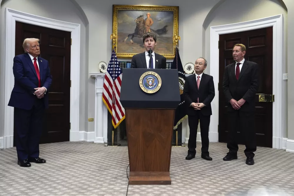 Sam Altman, OpenAI CEO, speaks as President Donald Trump, left, Masayoshi Son, SoftBank Group CEO, third from left, and, Larry Ellison, chairman of Oracle Corporation and chief technology officer, right, listen, in the Roosevelt Room at the White House, Tuesday, Jan. 21, 2025, in Washington. (AP Photo/Julia Demaree Nikhinson) / Foto: Julia Demaree Nikhinson