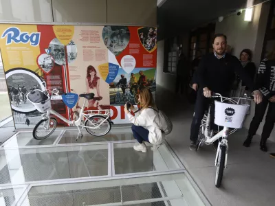 V tretjem nadstropju Centra Rog je na ogled razstava o kolesu pony in tovarni, ki je nekoč obratovala na tem mestu. Foto: Luka Cjuha