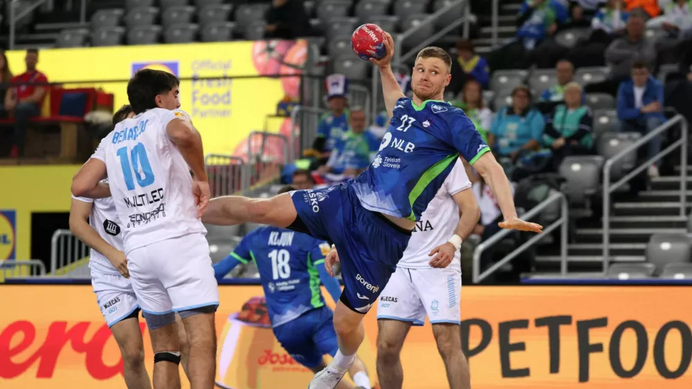 Handball - IHF Handball World Championships 2025 - Main Round IV - Slovenia v Argentina - Zagreb Arena, Zagreb, Croatia - January 22, 2025 Slovenia's Kristjan Horzen in action REUTERS/Antonio Bronic