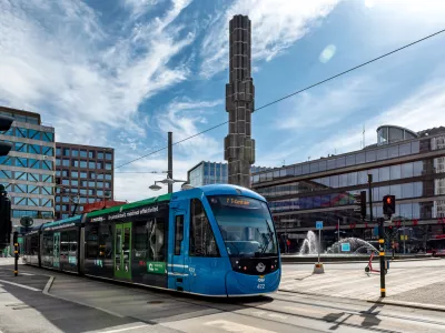 Stockholm, Sweden - May 06, 2024: Tram passing in front of the glass sculpture called Kristallvertikalaccent on Sergel Square with Kulturhuset in the background / Foto: Ivanspasic