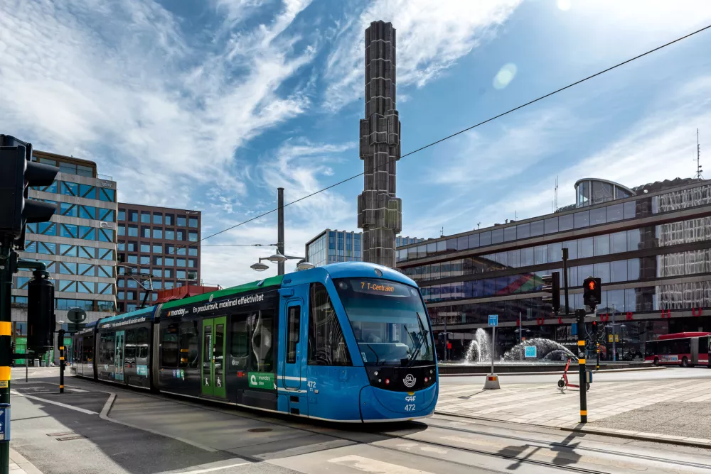 Stockholm, Sweden - May 06, 2024: Tram passing in front of the glass sculpture called Kristallvertikalaccent on Sergel Square with Kulturhuset in the background / Foto: Ivanspasic