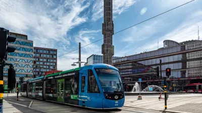 Stockholm, Sweden - May 06, 2024: Tram passing in front of the glass sculpture called Kristallvertikalaccent on Sergel Square with Kulturhuset in the background / Foto: Ivanspasic