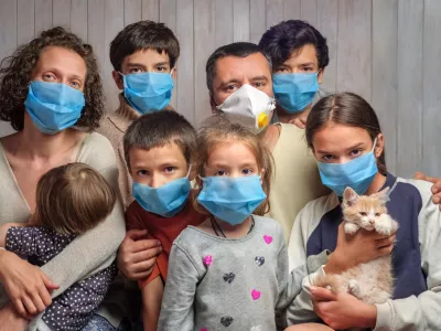 Large traditional family in blue face masks. Portrait of a family having six children in protective medical masks on a wooden wall background. Looking at camera. Stay home during COVID-19 coronavirus / Foto: Standart