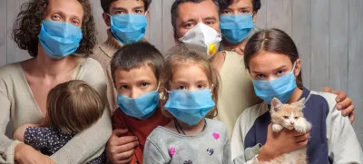 Large traditional family in blue face masks. Portrait of a family having six children in protective medical masks on a wooden wall background. Looking at camera. Stay home during COVID-19 coronavirus / Foto: Standart