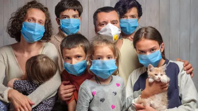 Large traditional family in blue face masks. Portrait of a family having six children in protective medical masks on a wooden wall background. Looking at camera. Stay home during COVID-19 coronavirus / Foto: Standart