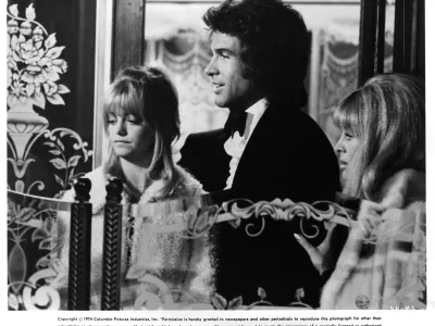 CIRCA 1975: Actress Goldie Hawn, actor Warren Beatty and actress Julie Christie on set of the movie "Shampoo", circa 1975. (Photo by Michael Ochs Archives/Getty Images) / Foto: Michael Ochs Archives