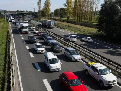 Ena najpogostejših posledic prepočasne vožnje so zastoji. / Foto: Bojan Velikonja