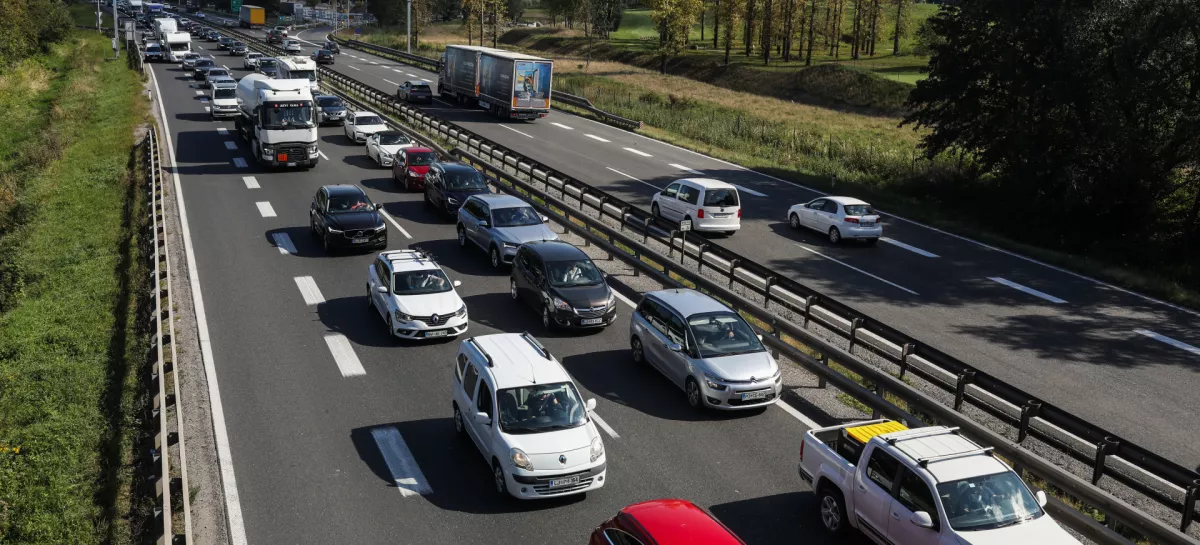 Ena najpogostejših posledic prepočasne vožnje so zastoji. / Foto: Bojan Velikonja