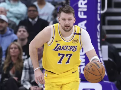 Navijači se že veselijo novih uspešnih nastopov Luke Dončića v majici Los Angeles Lakersov. / Foto: AP