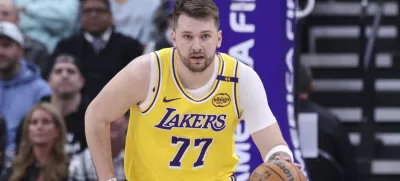 Navijači se že veselijo novih uspešnih nastopov Luke Dončića v majici Los Angeles Lakersov. / Foto: AP