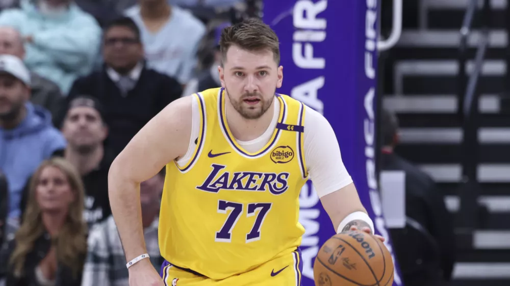 Navijači se že veselijo novih uspešnih nastopov Luke Dončića v majici Los Angeles Lakersov. / Foto: AP