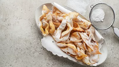 Traditional sweet crisp pastry - faworki or angel wings, deep-fried and sprinkled with powdered sugar / Foto: Dulezidar