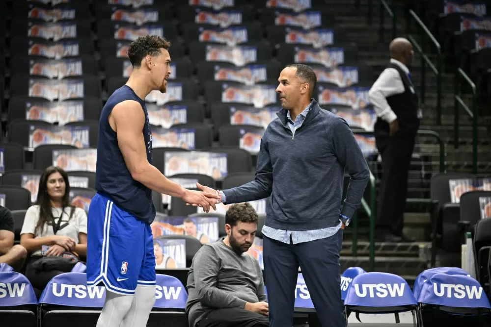 Nov 3, 2024; Dallas, Texas, USA; Dallas Mavericks center Dwight Powell (left) speaks with Mavericks general manager Nico Harrison (right) before the game between the Dallas Mavericks and the Orlando Magic at American Airlines Center.,Image: 930101099, License: Rights-managed, Restrictions: *** Worldwide Rights Except Baltics, China, Denmark, Finland, Germany, Hong Kong, Japan, Macau, Norway, Poland, South Korea, Sweden, and Taiwan *** No sales outside your territory. No 3rd parties. No redistribution ***, Model Release: no / Foto: Profimedia