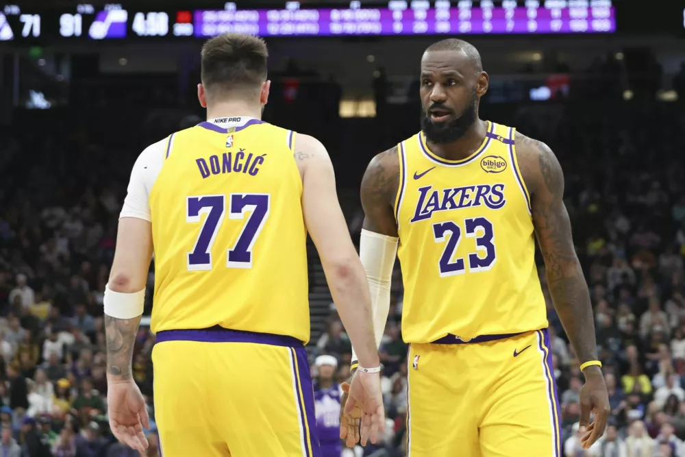 Los Angeles Lakers forward LeBron James (23) slaps hands with guard Luka Doncic (77) during the second half of an NBA basketball game against the Utah Jazz, Wednesday, Feb. 12, 2025, in Salt Lake City. (AP Photo/Rob Gray) / Foto: Rob Gray